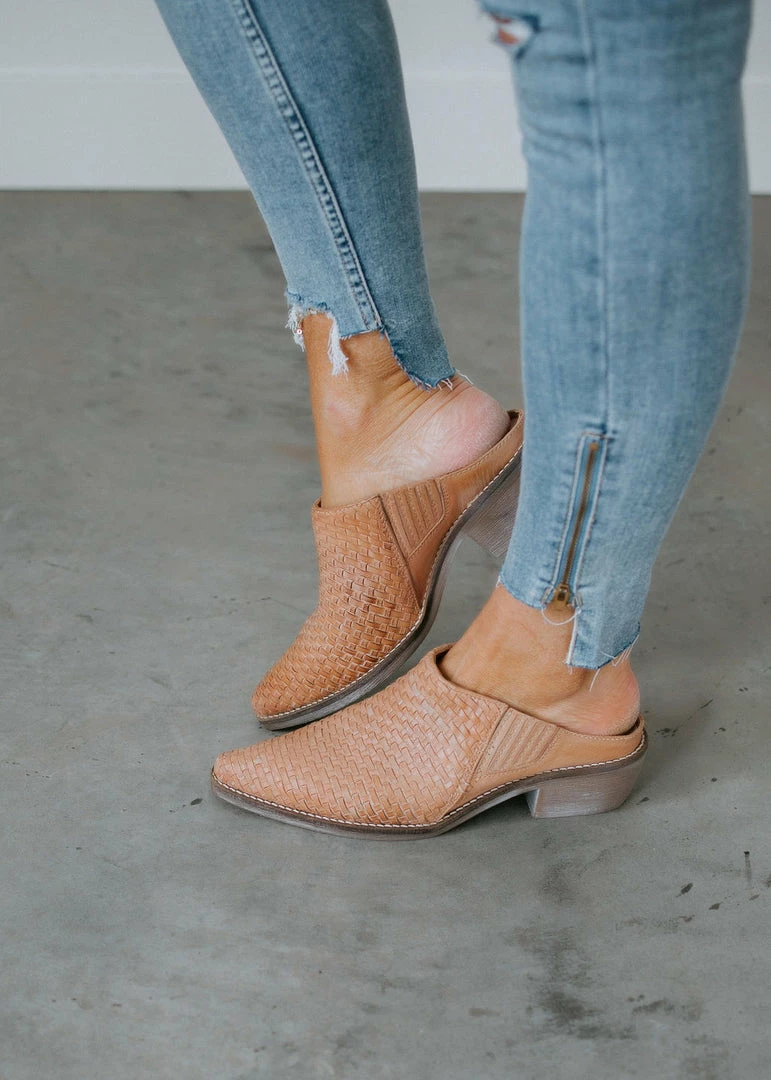 Evolutions Brands Roan Vita Mule Shoes 6 Evolutions Brands Roan Vita Mule Shoes