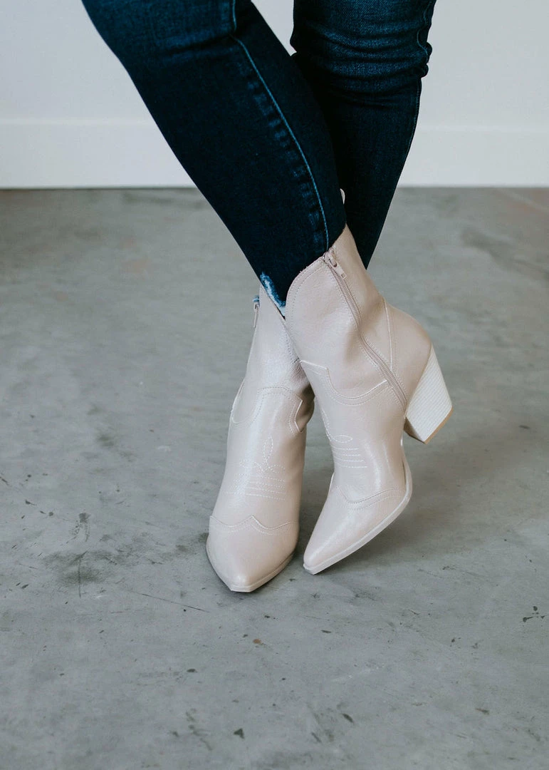 Oasis Society Shoes Ariella Western Boot 6 Oasis Society Shoes Ariella Western Boot