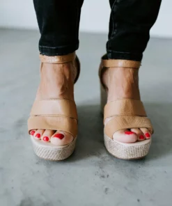 Maker's Shoes Laurie's Wednesday Try On Serving Up Style Wedge Sandal