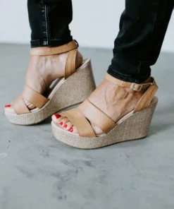 Maker's Shoes Laurie's Wednesday Try On Serving Up Style Wedge Sandal