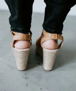 Maker's Shoes Laurie's Wednesday Try On Serving Up Style Wedge Sandal